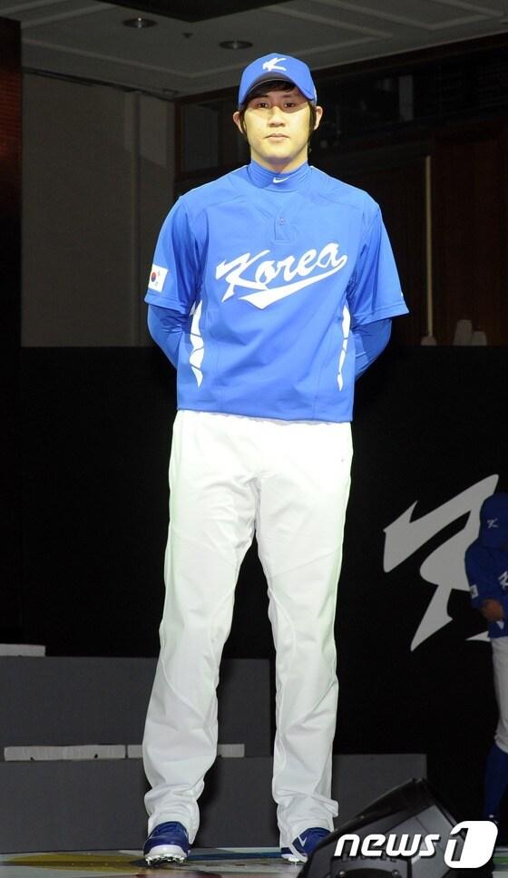 본문 이미지 - 지난 15일 오후 서울 역삼동 르네상스호텔에서 열린 WBC 국가대표팀 출정식 및 유니폼 발표회에서 포즈를 취하고 있는  이용찬.© News1   허경 기자
