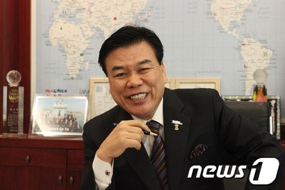 본문 이미지 - 최창환 장수돌침대 회장이 광주시 오포읍 장수돌침대 물류센터 집무실에서 뉴스1과 인터뷰를 하고 있다. © News1 정원평기자  