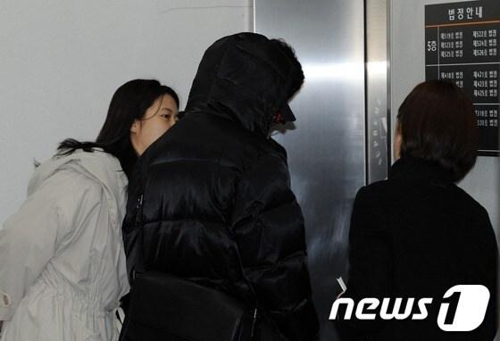 본문 이미지 - 여성 피의자와 부적절한 성관계를 가진 '성추문 검사' 전모씨가 서울중앙지법에 첫 공판을 받기위해 출석하고 있다. . /뉴스1 © News1 손형주 기자