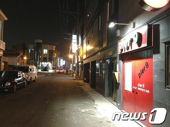 본문 이미지 - 울산 동구 방어동에 외국인 바(bar)가 집중적으로 몰려 있는 한 골목. 주 도로와 떨어진 작은 골목지지만 오른쪽에 보이는 'pier9'을 비롯해 총 4곳의 외국인 바가 몰려 있다.© News1 이상길 기자 