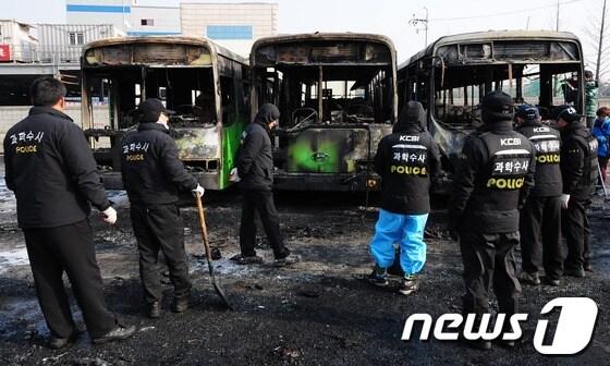 본문 이미지 - 버스 차고지 화재 사건을 수사 중인 경찰 과학수사대 현장감식, 화재감식팀이 17일 서울 강서구 외발산동 화재 현장을 정밀 감식하고 있다. 경찰은 3차 감식을 통해 발화부로 추정되는 두 곳을 중점적으로 살펴볼 계획이다. 2013.1.17/뉴스1 © News1   한재호 기자