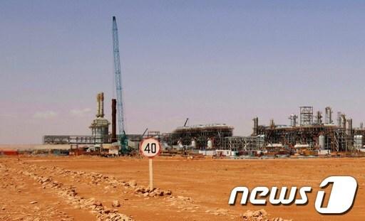 본문 이미지 - 한국인을 포함 40여 명의 해외 근로자들이 피랍된 알제리 인아메나스 유전시설 © AFP=News1 