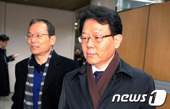 본문 이미지 - 김광수 전 금융정보분석원장(오른쪽). /뉴스1 © News1 안은나 기자