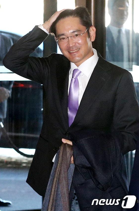 본문 이미지 - 이재용 삼성전자 부회장이 2일 오전 서울 중구 신라호텔에서 열린 삼성그룹 시무식에 참석하기 위해 행사장으로 들어서고 있다. 2013.1.2 머니투데이/뉴스1
