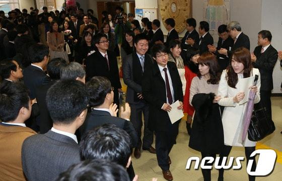 본문 이미지 - 지난 1월 21일  경기 고양시 장항동 사법연수원 대강당에서 열린 '제42기 사법연수원 수료식'에서 수료생들이 교수들의 박수를 받으며 퇴장하고 있다. /뉴스1 © News1 송원영 기자