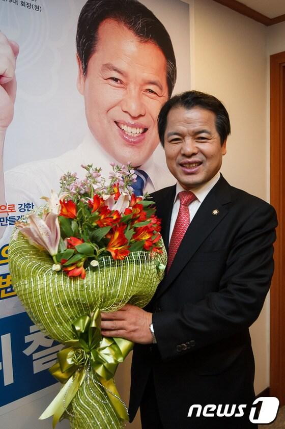 본문 이미지 - 사상 첫 직선제로 치러진 대한변호사협회장 선거에서 새 회장으로 당선된 위철환 변호사. 2013.1.21/뉴스1 © News1 유승관 기자