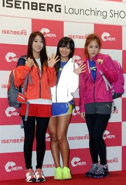 본문 이미지 - 그룹 씨스타의 보라(왼쪽부터), 효린, 소유가 22일 오후 서울 강남구 삼성동 코엑스에서 열린 '네파 히스토리 쇼 & 2013 이젠벅 런칭 패션쇼'에 참석해 포토타임을 갖고 있다. 2013.1.22/뉴스1 © News1   안은나 기자