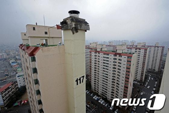 본문 이미지 - 22일 오후 1시경 전북 전주시 진북동 우성아파트 117동 건물 옥상에 설치된 굴뚝이 무너져 아슬아슬하게 걸려 있다. 2013.01.22/뉴스1 © News1 김대웅 기자