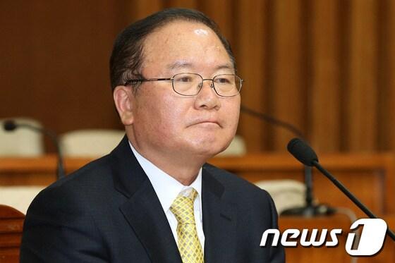 본문 이미지 - 이동흡 헌법재판소장 후보자가 22일 서울 여의도 국회의사당에서 열린 인사청문회에 의원들의 질의에 답변하던 중 입을 다물고 있다. 민주통합당 의원들은 이틀째 이어진 인사청문회에서 이 후보자의 헌법재판관 시절 특정업무경비 사용 적절성에 대해 집중 질의했다. 2013.1.22/뉴스1 © News1 이종덕 기자
