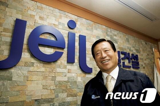 본문 이미지 - 친환경아파트 '오투그란데아파트'신화를 탄생시킨 제일건설 윤여웅 회장이 계사년 새해 공격적 경영을 앞세워 제2도약을 다짐하고 있다.2013.01.22/뉴스1© News1 