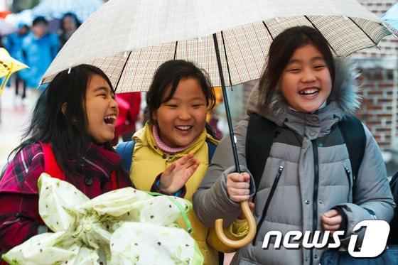 본문 이미지 - 서울의 한 초등학교 학생들이 우산을 쓴 채 하교하고 있다. / 뉴스1 © News1 유승관 기자