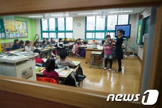 본문 이미지 - 서울의 한 초등학교에서 학생들이 수업을 듣고 있다. News1 유승관 기자
