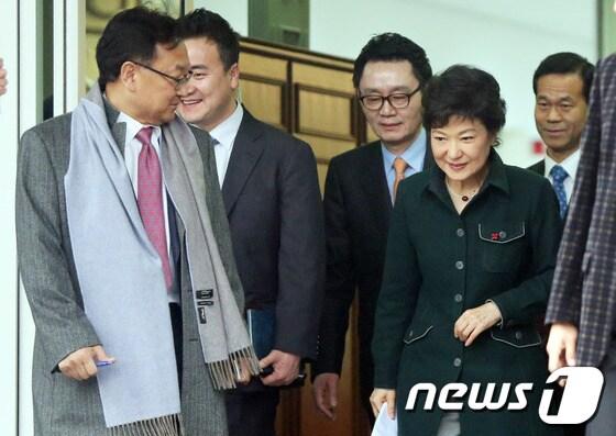 본문 이미지 - 박근혜 대통령 당선인이 23일 오후 서울 종로구 삼청동 대통령직 인수위원회에서 열린 사랑의 열매 전달식 행사를 마치고 나오고 있다. 2013.1.23/뉴스1 © News1 송원영 기자