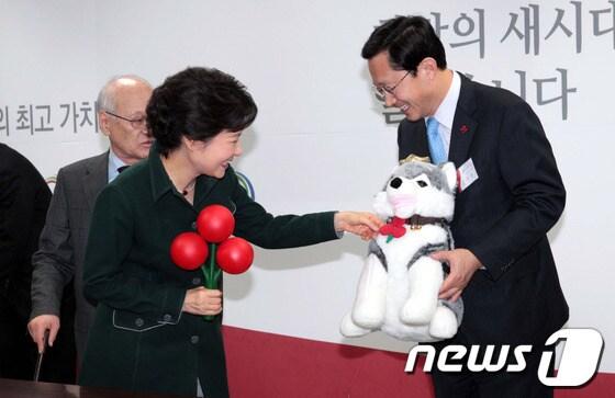 본문 이미지 - 23일 박근혜 당선인이 서울 삼청동 대통령직인수위원회를 찾아 사회복지공동모금회에 성금을 전달하고 홍보대사인 브라우니 인형을 만지며 