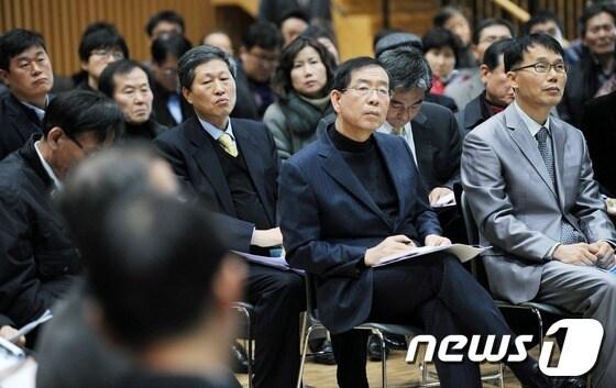 본문 이미지 - 25일 오전 서울 중구 서울시청에서 열린 서울시 공동주택관리 개선을 위한 청책(聽策)워크숍에서 박원순 시장이 참석자들의 정책제안 토의를 경청하고 있다. 이번 행사는 공동주택관리의 투명화와 비리예방, 관리비 인하, 공동체 활성화 방안 등을 논의하기 위해 마련됐다. 2013.1.25/뉴스1 © News1 손형주 기자