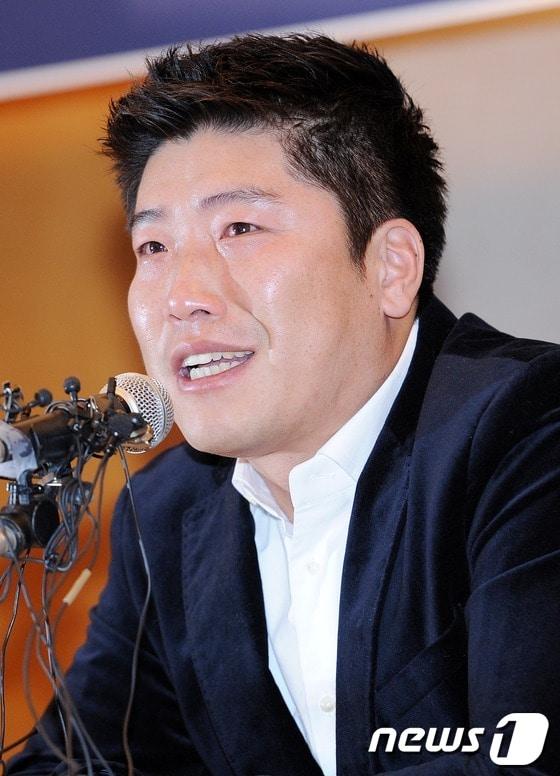 본문 이미지 - '호타준족'의 대명사로 이름을 날렸던 박재홍(40) 전 SK와이번스 선수가 15일 오후 서울 마포구 마포가든호텔 무궁화홀에서 열린 은퇴기자회견에서 17년간의 선수 생활을 마무리하는 소감을 말하며 눈물을 흘리고 있다. 1996년 현대 유니콘스에 입단한 박재홍은 데뷔 첫 해 30홈런-30도루를 작성하며 화려하게 프로 무대에 데뷔 한 후 1998년, 2000년에도 30-30을 달성했다. 한편, 프로야구선수협 회장을 맡고 있는 박재홍은 현역 은퇴를 하면서 회장직도 반납하게 됐다. 2013.1.25/뉴스1 © News1   손형주 기자