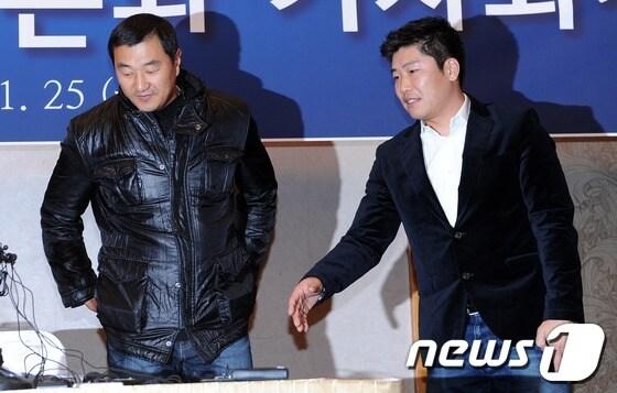 본문 이미지 - 지난 1월25일 박재홍의 은퇴기자회견때 모습을 드러냈던 손민한(왼쪽). © News1   손형주 기자