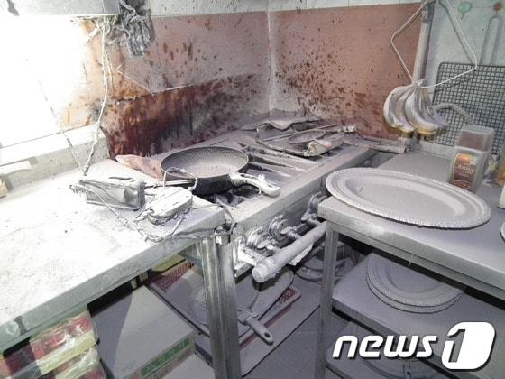 본문 이미지 - 26일 울산 남구 삼산동 노래방 주방에서 식용유가 과열돼 화재가 발생했다. 불에 탄 주방 벽에 튄 식용유 자국이 선명하다. (울산시소방본부 제공) © News1