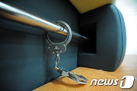 본문 이미지 - 수갑 자료사진.(News1 DB).(사진은 기사 내용과 무관함) / 뉴스1 ⓒ News1