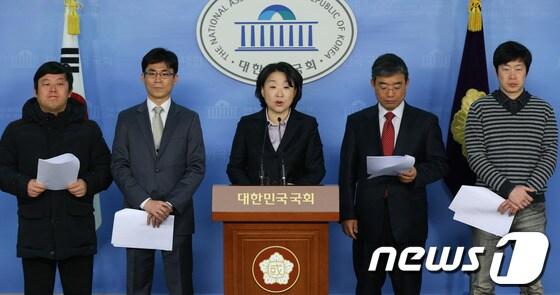 본문 이미지 - 진보정의당 심상정 의원이 28일 오전 서울 여의도 국회 정론관에서 대부업법 개정안 발의 기자회견을 갖고 있다. 심 의원이 발의한 개정안에는 3억원 이상 순자산 요건 도입, 대부업체 팽창·난립 해소, 보증보험 가입 의무화, 서민 피해보상 확보 등이 담겨 있다. 2013.1.28/뉴스1 © News1 양동욱 기자