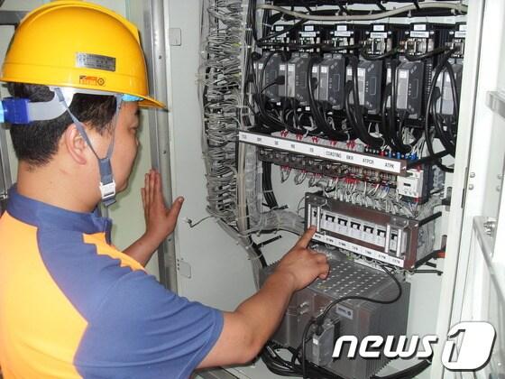 본문 이미지 - 코레일 부산경남본부 차량처 직원이 일반열차 전기제어장치를 점검하고 있다.(코레일부산경남본부 제공)© News1 