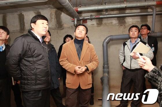 본문 이미지 - 김종훈 울산 동구청장이 28일 올해 첫 '주민과의 대화' 시간을 가진 가운데 오후 동부동 현대 하이야트 2차 아파트를 방문해 주민들과 이야기를 나누고 있다/사진제공=울산 동구청© News1