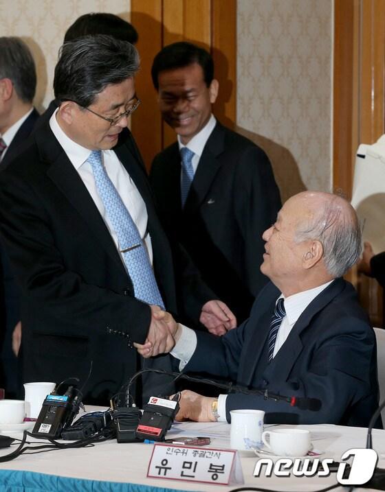 본문 이미지 - 28일 오후 서울 여의도 국회의사당 귀빈식당에서 열린 새누리당과 대통령직인수위원회 연석회의에서 국무총리 후보자로 지명된 김용준 인수위원장이 이한구 원내대표와 악수하고 있다.2013.1.28/뉴스1 © News1 양동욱 기자