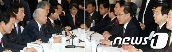 본문 이미지 - 김용준 대통령직인수위원회 위원장을 비롯한 인수위원들이 28일 서울 여의도 국회의사당 귀빈식당에서 열린 새누리당·대통령직인수위 연석회의에 참석해 황우여 대표 및 이한구 원내대표를 비롯한 당지도부와 마주 앉아 이야기를 나누고 있다. 2013.1.28/뉴스1 © News1 이종덕 기자
