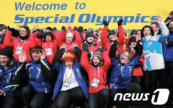본문 이미지 - 지난달 29일 강원도 평창군 알펜시아리조트에서 열린 전 세계 지적 장애인들의 겨울축제 '2013 평창동계스페셜올림픽' 선수단 입촌식 장면. © News1   오대일 기자