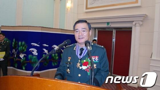 본문 이미지 - 박종선장군이 전역사를 하고 있다. © News1 