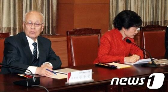 본문 이미지 - 부동산 투기 및 두 아들 병역면제 등 등 각종 의혹에 휩싸인 김용준 초대 국무총리 후보자가 총리 후보 지명 닷새만인 29일 자진 사퇴키로 결론을 내린 가운데 윤창중 18대 대통령직 인수위원회 대변인은 이날 오후 서울 삼청동 금융연수원 공동기자회견장에서 이같이 내용을 발표했다. 사진은 박근혜 대통령 당선인이 29일 오후 서울 종로구 통의동 회의실에서 열린 인수위 법질서 사회안전분과 업무보고에 참석해 인수위원들의 의견을 듣고있다. 왼쪽은 국무총리 후보자인 김용준 인수위원장.2013.1.29/뉴스1 © News1 인수위사진기자단