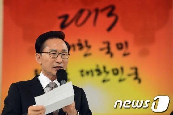 본문 이미지 - 이명박 대통령이 3일 오전 청와대 영빈관에서 신년인사를 하고 있다. (청와대 제공) 2013.1.3/뉴스1 © News1 오대일 기자