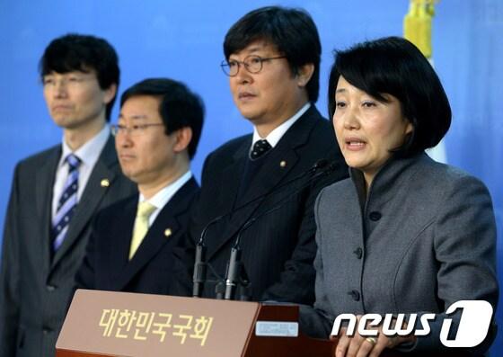 본문 이미지 - 야당 법제사법위원들이 30일 오전 서울 여의도 국회 정론관에서 이명박 대통령의 설 특별사면 규탄 기자회견을 하고 있다. 법사위원들은 