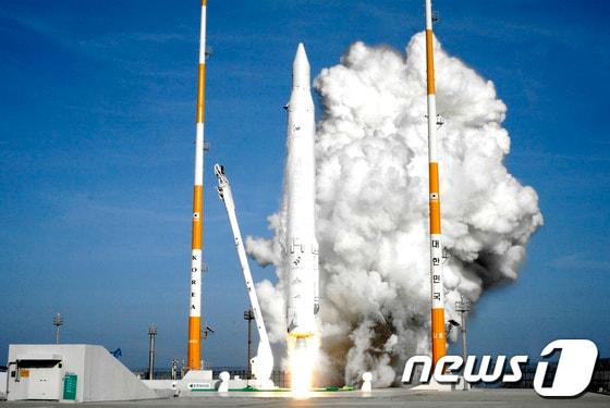 본문 이미지 - 한국 첫 우주발사체 나로호(KSLV-1)가 30일 오후 전남 고흥 나로우주센터에서 우주를 향해 날아가고 있다. (한국항공우주연구원 제공) 2013.1.30/뉴스1 © News1 김보영 