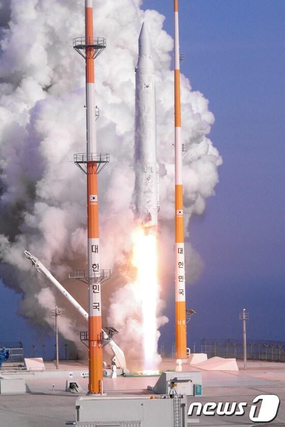 본문 이미지 - 한국 첫 우주발사체 나로호(KSLV-1)가 30일 오후 전남 고흥 나로우주센터에서 우주를 향해 날아가고 있다. (한국항공우주연구원 제공) © News1  