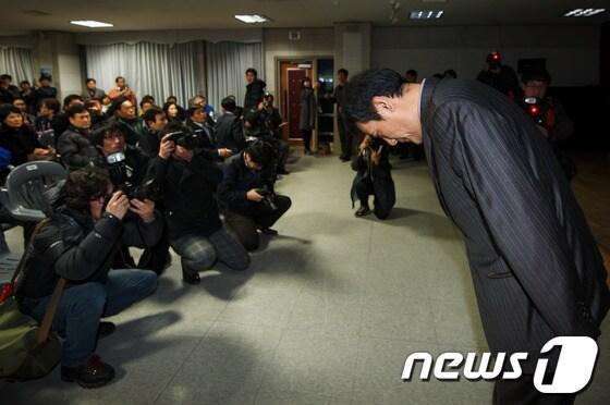 본문 이미지 - 지난 1월 30일 경기 화성시 동탄1동 주민센터에서 열린 삼성반도체 화성공장 불산 누출사고 주민설명회에 참석한 삼성반도체 환경안전팀장 김태성 전무가 고개 숙여 인사하고 있다. © News1 유승관 기자