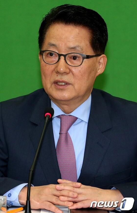 본문 이미지 - 민주통합당 박지원 전 원내대표가 31일 오전 국회에서 열린 대선공약 실천회의에 참석해 모두발언을 하고 있다.2013.1.31/뉴스1 © News1 이광호 기자
