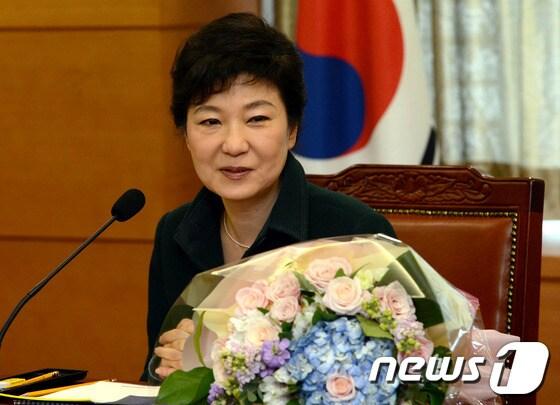 본문 이미지 - 박근혜 대통령 당선인이 31일 오후 서울 종로구 통의동 당선인 집무실에서 전국 광역시도지사협의회 간담회를 갖고 인사말을 하고 있다. 2013.01.31/뉴스1 © News1 인수위사진기자단