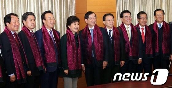 본문 이미지 - 박근혜 대통령 당선인이 지난달 31일 오후 서울 종로구 통의동 집무실에서 열린 전국 광역시도지사와의 간담회에서 참석자들과 함께 기념촬영을 하고 있다. 왼쪽부터 염홍철 대전광역시장, 허남식 부산광역시장, 김관용 경상북도지사, 박근혜 당선인, 박원순 서울특별시장, 김완주 전라북도지사, 우근민 제주특별자치도지사, 홍준표 경상남도지사, 박준영 전라남도지사. © News1   인수위사진기자단