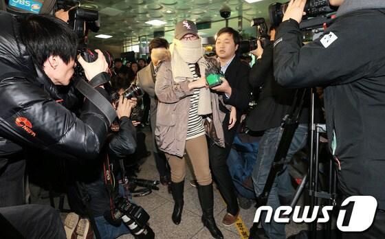 본문 이미지 - 대통령 선거 당시 민주통합당 문재인 전 후보를 비방하는 댓글을 달았다는 의혹을 받아온 국가정보원 여직원 김모씨가 지난해 1월 4일 오후 모자와 목도리로 얼굴을 감싼 채 서울 수서경찰서에 출석하고 있다. /뉴스1 © News1 오대일 기자