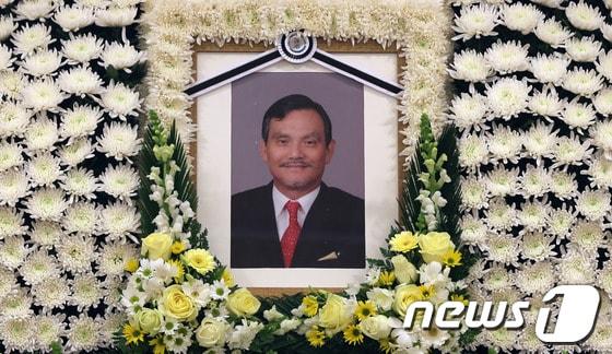 본문 이미지 -  서울 송파구 풍납동 서울아산병원 장례식장에 마련된 고 김태촌씨의 빈소. 2013.1.5/뉴스1 © News1 송원영 기자