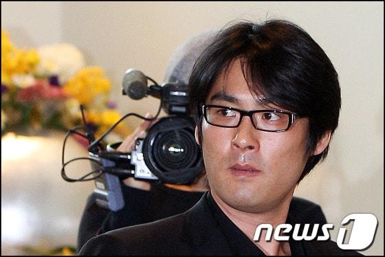 본문 이미지 - 故 최진실 씨의 전 남편인 조성민 씨가 6일 오전 5시26분께 서울 강남구 도곡동의 친구 아파트에서 숨진 채 발견됐다. 사진은 지난 2008년 10월 2일 故 최진실 씨 빈소에서의 조 씨 모습. 2013.1.6 머니투데이/뉴스1 © News1   (서울=뉴스1)