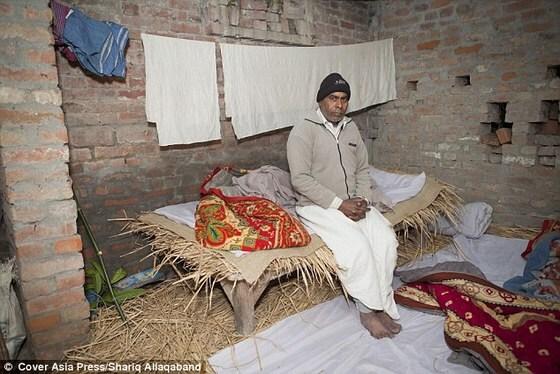 본문 이미지 - 인도 북부 우타르 프라데시 주 자택에서 인터뷰중인 바드리 싱 판데이/사진=데일리메일 ©News1 