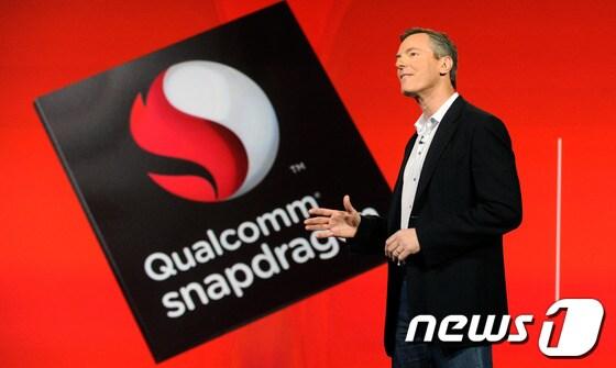 본문 이미지 - CES2013에서 기조연설 중인 폴 제이컵스 퀄컴 회장.© AFP=News1 