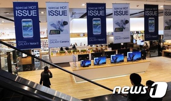 본문 이미지 - 지난 1월 8일 오후 서울 서초동 삼성전자 본사 홍보관의 모습. 2013.1.8/뉴스1 © News1   손형주 기자
