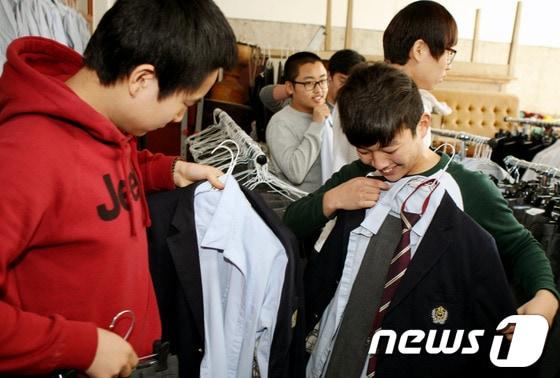 본문 이미지 - 교복을 고르고 있는 경일고 재학생들./피재윤 기자 © News1 