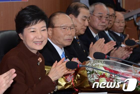 본문 이미지 - 박근혜 대통령 당선인이 9일 서울 효창동 대한노인회를 방문해 지역연합회장 등 임원들을 소개받으며 박수치고 있다. 2013.1.9/뉴스1 © News1 인수위사진기자단