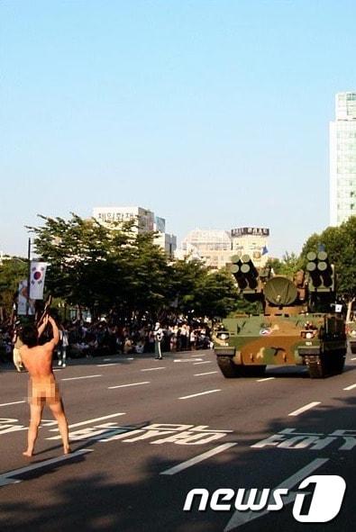본문 이미지 - 강의석이 지난 2008년 10월1일 국군의날 기념 행사 당시 진행한 &#39;반전 누드 시위&#39;. © News1  