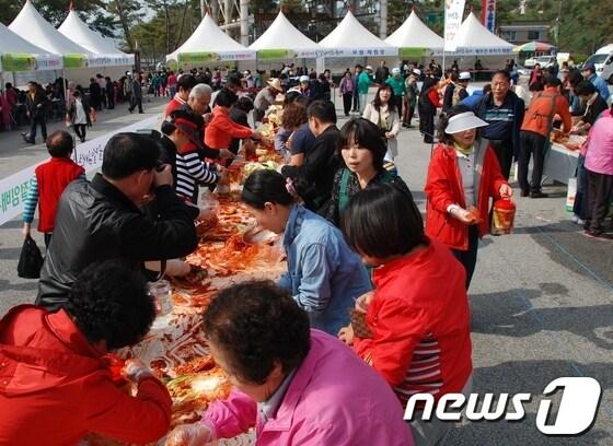 본문 이미지 - 지난해 열린 제1회 괴산 시골절임배추 축제 모습. 사진제공 = 괴산군 © News1  
