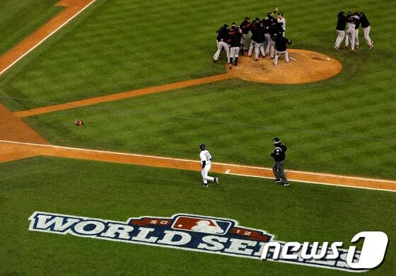 본문 이미지 - 2013 메이저리그 포스트시즌이 2일부터 시작된다. 사진은 지난 2012년 월드시리즈 .© AFP=News1  